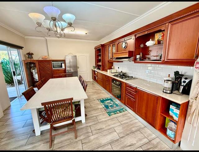 6 BEDROOM HOUSE FOR SALE IN SCOTTSVILLE